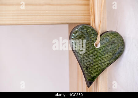 Stein Herz Form auf Holz. Symbol für Liebe. Stockfoto