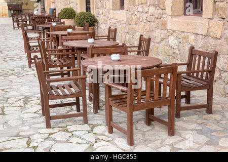 Hölzerne Cafe Tische und Stühle Stockfoto