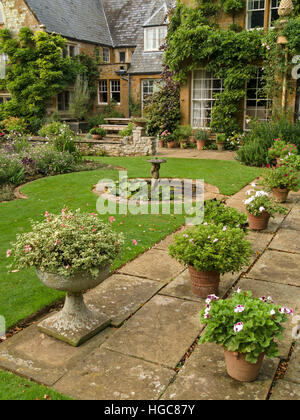 Terrasse-Töpfe und Pflanzgefäße in Gärten der Coton Manor House, Coton, Northamptonshire, England, UK. Stockfoto