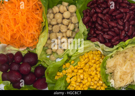 Verschiedene Gemüse auf grünen Salatblättern Stockfoto