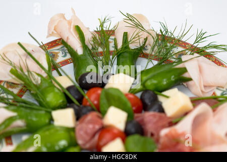 Vorspeise-Teller mit Peperoni und Oliven, Dill und salami Stockfoto