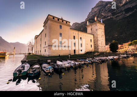 Riva del Garda, Italien - 6. Januar 2016: Blick auf die Burg Scaligero, Wahrzeichen des Gardasees, Italien. Stockfoto