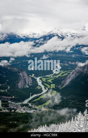 Ein Golfplatz in den Rocky Mountains, eingebettet zwischen den Bergen. Stockfoto