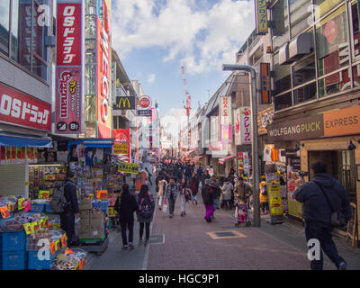 Käufer zu Fuß entlang der Takeshita-Straße im Stadtteil Harajuku in Tokio Japan. Stockfoto