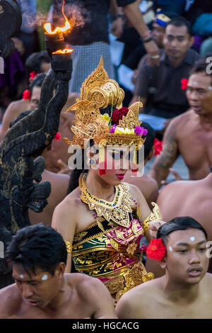 Balinesische Tänzerin, die Durchführung der traditionellen Kecak Feuertanz in Uluwatu Tempel, Bali. Stockfoto