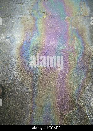 Oil Spill Regenbogenfarben auf Asphalt Stockfoto