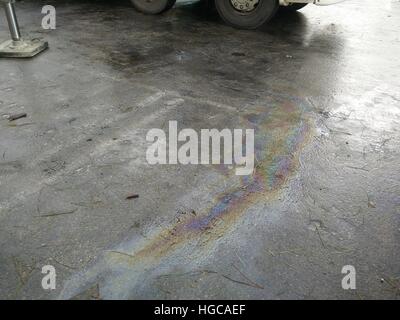 Oil Spill Regenbogenfarben auf Asphalt Stockfoto