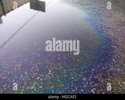 Oil Spill Regenbogenfarben auf Asphalt Stockfoto