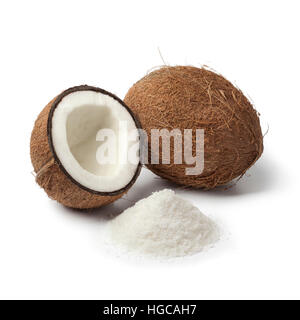 Kokosnüsse mit weißen Kokosraspeln Fleisch isoliert auf weißem Hintergrund Stockfoto