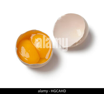 Zerbrochen Doppel rohes Eigelb Ei in der Schale isoliert auf weißem Hintergrund Stockfoto