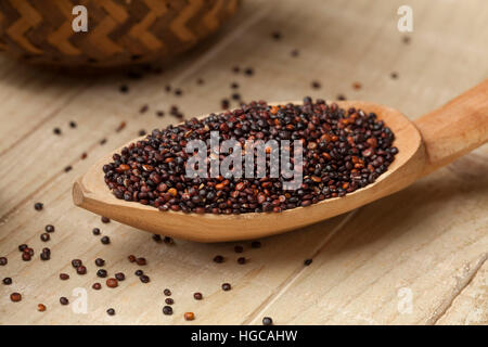 Schwarze Quinoa auf einem Holzlöffel Stockfoto