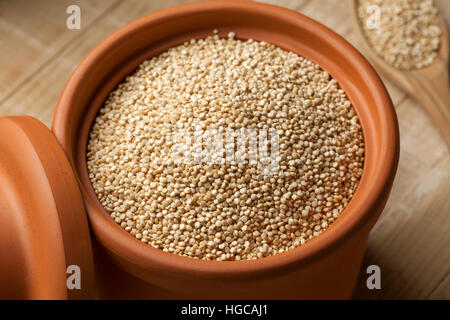 Rohe weiß Quinoa-Samen in einem Glas hautnah Stockfoto