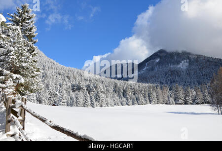 Winterlandschaft mit Dorf am Sonnenplateau in Tirol, Österreich Stockfoto