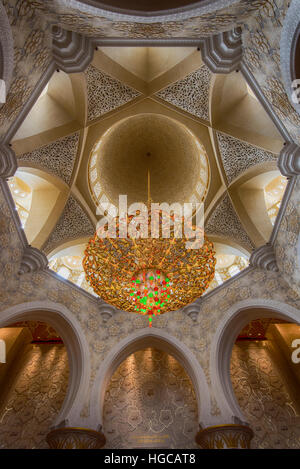 Niedrigen Winkel Ansicht eines der Kronleuchter schmücken die Hauptgebetshalle, Sheikh-Zayed-Moschee, Abu Dhabi, Vereinigte Arabische Emirate Stockfoto