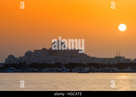 Blick auf den Sonnenuntergang über dem Präsidentenpalast der Vereinigten Arabischen Emirate, Abu Dhabi, Vereinigte Arabische Emirate Stockfoto