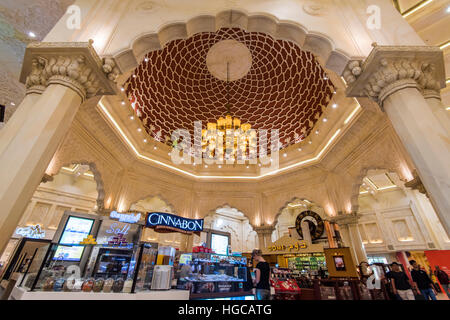 Niedrigen Winkel nach Ansicht des Gerichts von Indien bei Ibn Battuta Shopping Mall, Dubai, Vereinigte Arabische Emirate Stockfoto