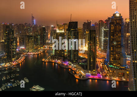 Draufsicht der Nacht Skyline von Dubai Marina Wohngebiet, Dubai, Vereinigte Arabische Emirate Stockfoto