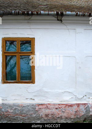 Alte Holzfenster an der Wand eines alten Hauses in Hajducica, Banat Stockfoto