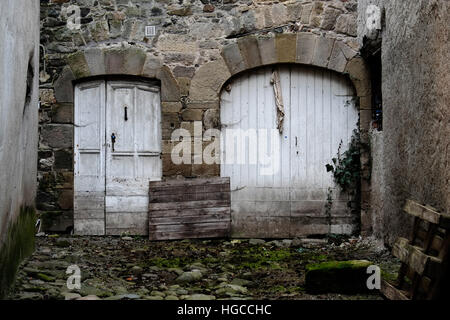 Sackgasse Gasse mit 2 alten weißen Türen in Beaulieu-Sur-Dordogne Stockfoto