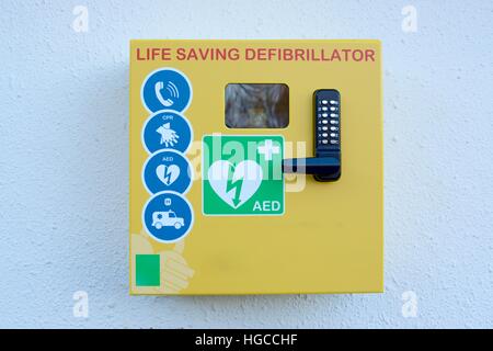 Automatisierter externer Defibrillator an einer Außenwand montiert Stockfoto