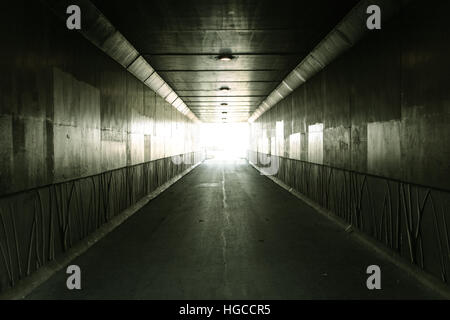 Licht an die Ende von The Tunnel Fußgängertunnel beleuchtet von hellem Sonnenlicht am Ausgang Stockfoto