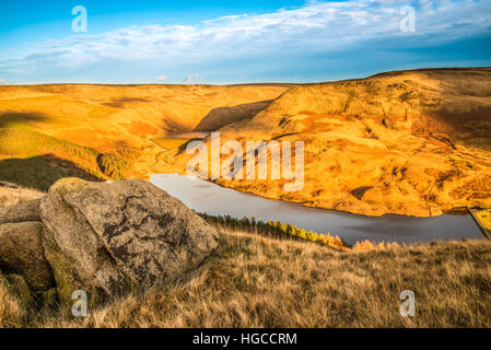 Blick vom Stadtrat der Hügel mit Blick auf Yeoman Hey Reservoir und Greenfield Reservoir. Stockfoto
