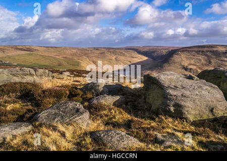 Blick vom Stadtrat der Hügel mit Blick auf Yeoman Hey Reservoir und Greenfield Reservoir. Stockfoto