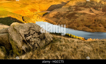 Blick vom Stadtrat der Hügel mit Blick auf Yeoman Hey Reservoir und Greenfield Reservoir. Stockfoto