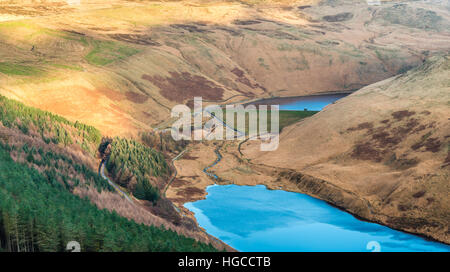 Blick vom Stadtrat der Hügel mit Blick auf Yeoman Hey Reservoir und Greenfield Reservoir. Stockfoto