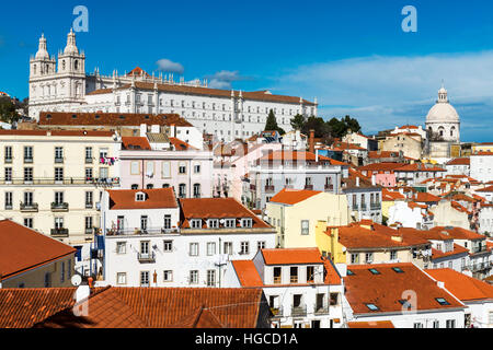 Blick auf die Alfama Nachbarschaft in Lissabon, Portugal, mit farbenfrohen Gebäuden und das nationale Pantheon Stockfoto