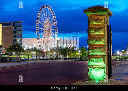 Wheel of Liverpool ist eine transportable Riesenrad-Installation am Kiel Wharf Ufer des Flusses Mersey in Liverpool. Stockfoto