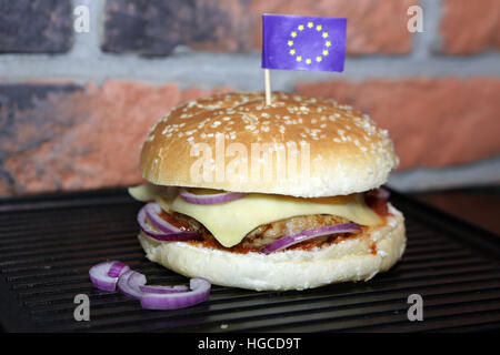 Hamburger mit Rindfleisch, Käse, Zwiebeln, Tomaten und Soße. Hausgemachte Burger. EU-Flagge Stockfoto