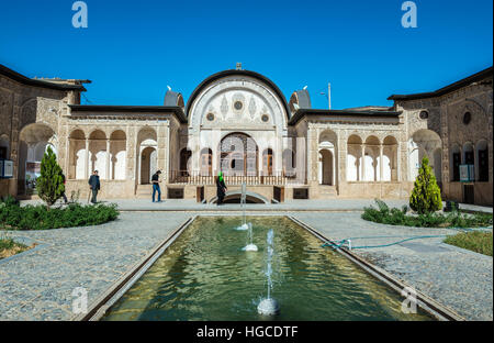 Ehrenhof mit einem Pool von Tabatabai Familie historisches Haus aus dem 19. Jahrhundert in Kashan, Hauptstadt der Grafschaft Kaschan, Iran Stockfoto