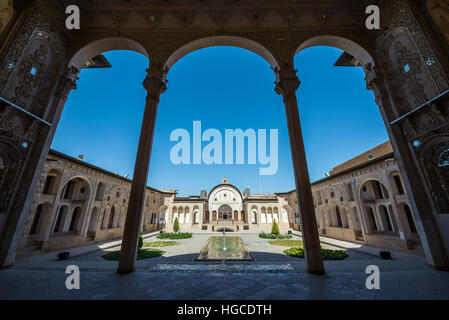 Ehrenhof mit einem Pool von Tabatabai Familie historisches Haus aus dem 19. Jahrhundert in Kashan, Hauptstadt der Grafschaft Kaschan, Iran Stockfoto