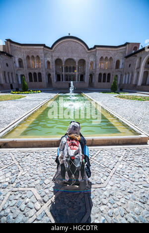 Ehrenhof mit einem Pool von Tabatabai Familie historisches Haus aus dem 19. Jahrhundert in Kashan, Hauptstadt der Grafschaft Kaschan, Iran Stockfoto