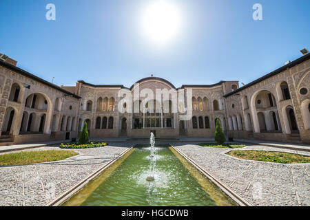 Ehrenhof mit einem Pool von Tabatabai Familie historisches Haus aus dem 19. Jahrhundert in Kashan, Hauptstadt der Grafschaft Kaschan, Iran Stockfoto