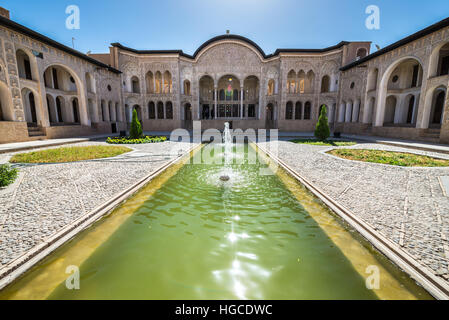 Ehrenhof mit einem Pool von Tabatabai Familie historisches Haus aus dem 19. Jahrhundert in Kashan, Hauptstadt der Grafschaft Kaschan, Iran Stockfoto