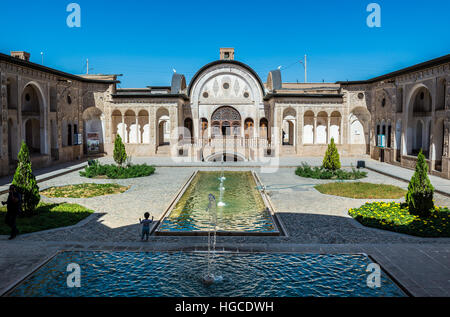 Ehrenhof mit einem Pool von Tabatabai Familie historisches Haus aus dem 19. Jahrhundert in Kashan, Hauptstadt der Grafschaft Kaschan, Iran Stockfoto