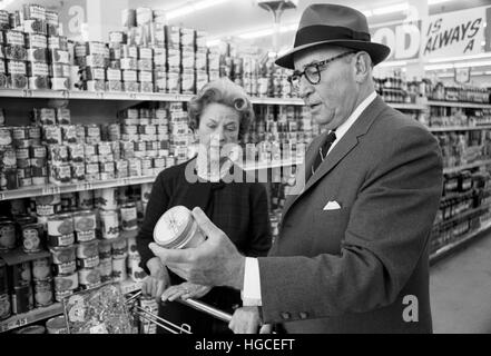 Charles G. Mortimer, Einkaufsmöglichkeiten für Lebensmittel des allgemeinen Verzehrs Produkte mit seiner Frau. Stockfoto