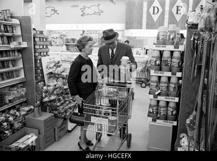 Charles G. Mortimer, Einkaufsmöglichkeiten für Lebensmittel des allgemeinen Verzehrs Produkte mit seiner Frau. Stockfoto