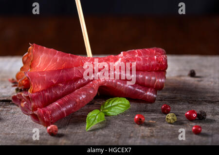 Geräuchertem Rindfleisch Fleischscheiben auf hölzernen Hintergrund Stockfoto