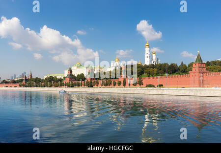 Grand Kremlin Palace, Kreml-Mauer und Ivan der große Glockenturm anzeigen aus dem Fluss Stockfoto