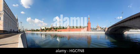 Bolschoi Moskvoretsky Brücke, Kreml und Basilius Kathedrale, Blick vom Sofiyskaya Damm Stockfoto