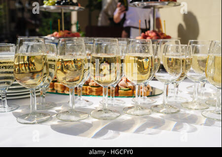 Gläser mit Champagner bei der Trauung Stockfoto