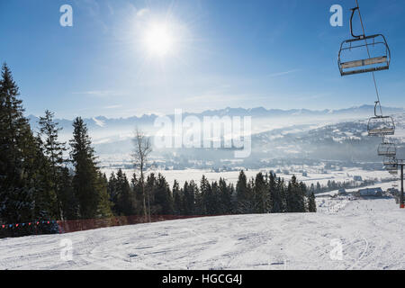 Skipiste und Sessellift in der polnischen Tatra-Gebirge Stockfoto