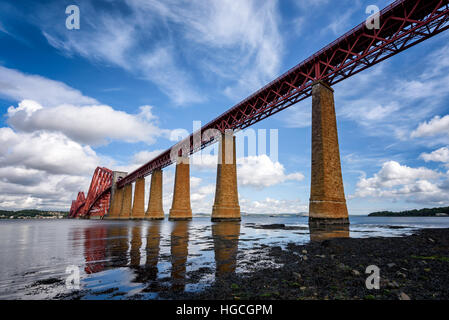 Die Forth Bridge ist eine Cantilever-Eisenbahnbrücke über den Firth of Forth im Osten Schottlands, Stockfoto