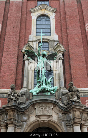 Sieg über den Teufel Skulptur über dem Haupteingang der Kirche St. Michaelis, Hamburg Stockfoto