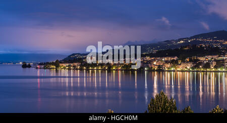 Montreux Schweiz Genfer See in der Abenddämmerung mit Citylights spiegelt sich in der Bucht in der Abenddämmerung Stockfoto