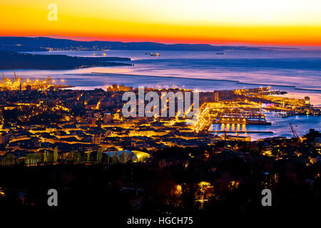 Aerial Abend Ansicht von Trieste, Hauptstadt der Region Friaul-Julisch Venetien in Italien Stockfoto