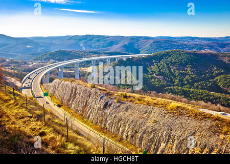 Crni Kal Viadukt in Slowenien-Ansicht mit Landschaft der Küstenregion Stockfoto